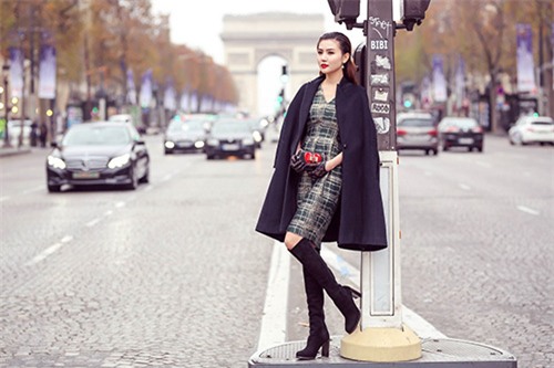 ngoc duyen dep khong ti vet khi dao choi tren duong pho paris - 10