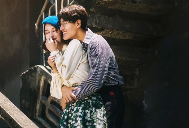 su that dang sau cau chuyen dan ong co vo van ra ngoai tan gai - 1