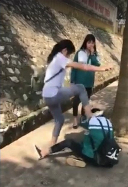 Nữ sinh bị tát, đá liên tiếp vào mặt trên đường đi học về