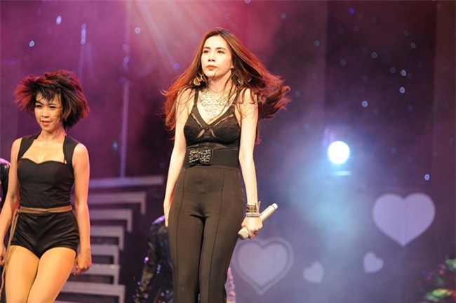 thuy tien mac sexy dien boc lua khien cong vinh rao ruc o xu nguoi hinh anh 20