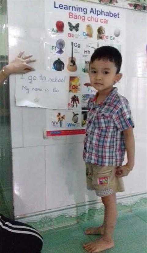 Chưa được dạy, bé 4 tuổi đã đọc tiếng Anh vanh vách