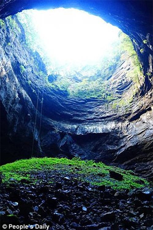 Tìm thấy quần thể 49 hố sụt khổng lồ, lớn nhất thế giới - 2