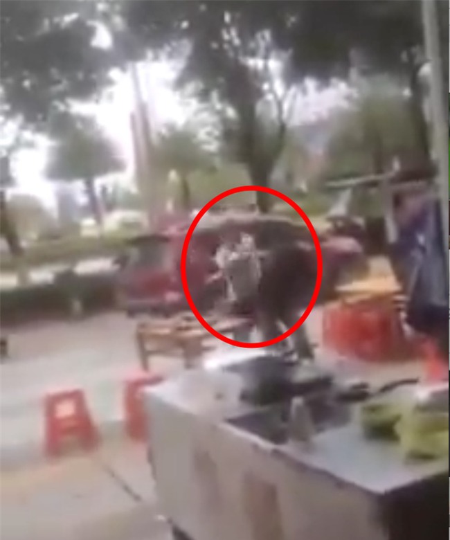 Vì câu nói đồ có ngon không?, nam thanh niên chém gục chủ quán - Ảnh 3.