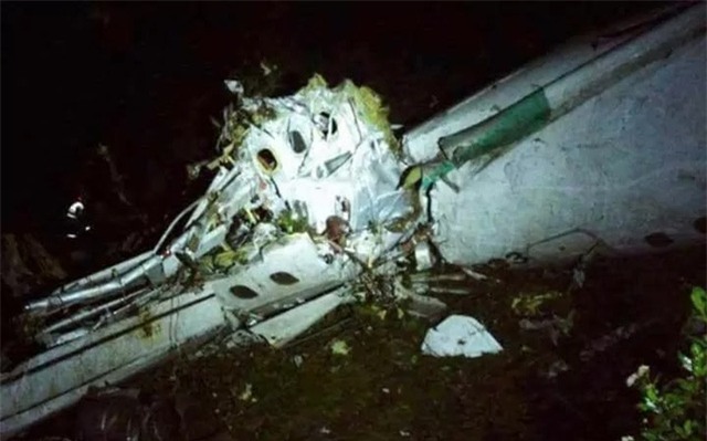  Hình ảnh chụp bộ phận được cho là thân máy bay gặp nạn ở Colombia (Ảnh: Twitter) 