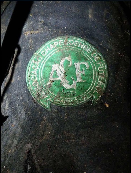  Logo của đội bóng Chapecoense được cho là xuất hiện ở hiện trường vụ tai nạn (Ảnh: Twitter) 