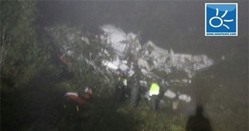 Hiện trường thảm khốc vụ rơi máy bay chở đội bóng Brazil ảnh 3