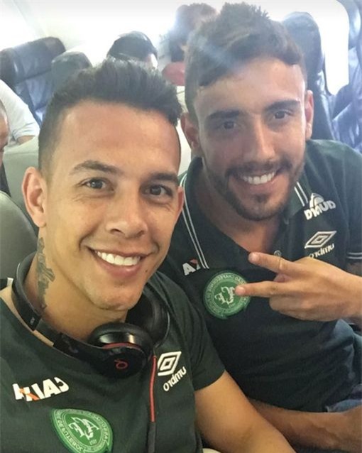 Ngồi cạnh nhau, 2 cầu thủ đội bóng đá Brazil may mắn thoát chết trong vụ tai nạn máy bay - Ảnh 3.