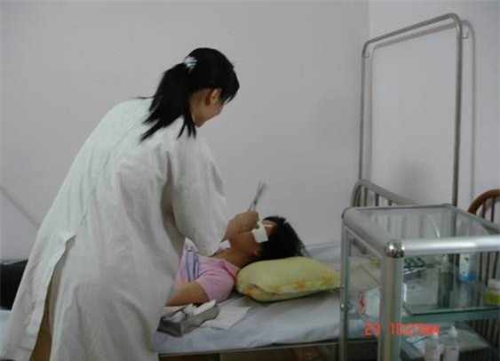 am anh thu “tinh duc ma quy” vi bi chong ep quan he - 1