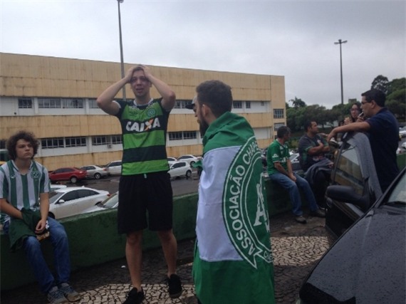 Khong khi buon dau o tru so doi bong xau so hinh anh 4