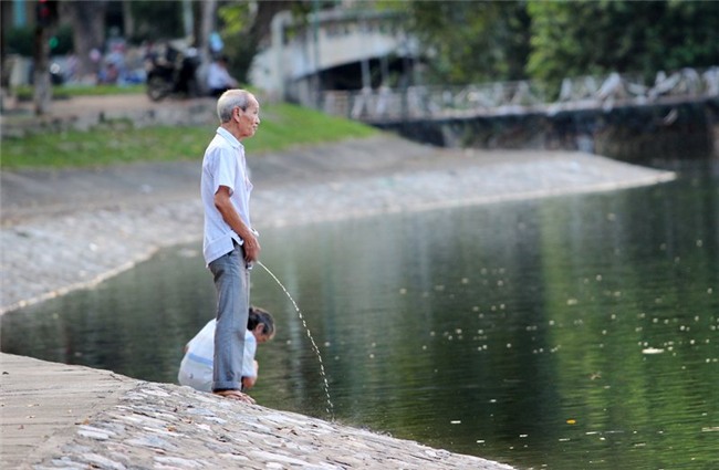 Tìm chả thấy nhà vệ sinh, tiểu bậy vẫn bị phạt 3 triệu?