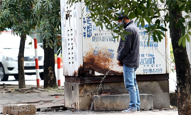 Tìm chả thấy nhà vệ sinh, tiểu bậy vẫn bị phạt 3 triệu?