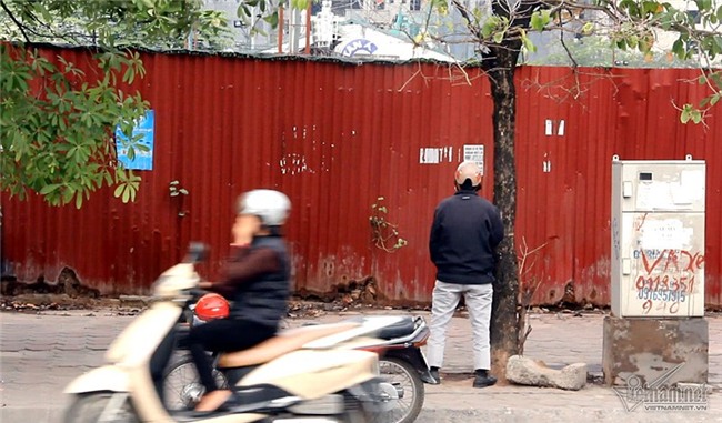 Tìm chả thấy nhà vệ sinh, tiểu bậy vẫn bị phạt 3 triệu?