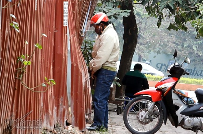 Tìm chả thấy nhà vệ sinh, tiểu bậy vẫn bị phạt 3 triệu?