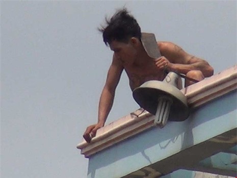 Kinh hoàng sống cạnh người ‘ngáo đá’ - ảnh 1