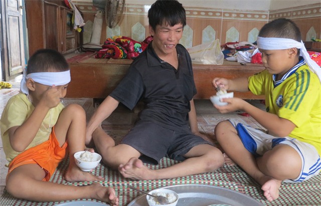 Bữa ăn đạm bạc của 3 bố con nhà Thành.