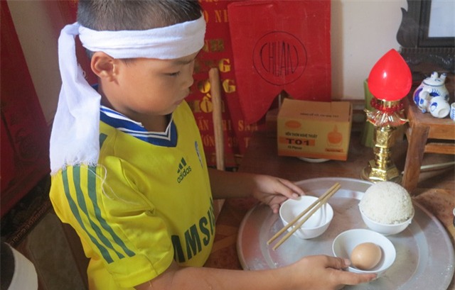 Người mẹ đột ngột qua đời cách đây 2 tháng, để lại cho người chồng tật nguyền hai đứa con thơ dại.