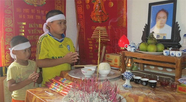 Trước lúc ăn nó không quên thắp hương cho mẹ. Nhìn hai đứa trẻ bưng bát cơm trắng quả trứng gà luộc thắp hương cho mẹ chúng tôi không cầm nổi nước mắt.