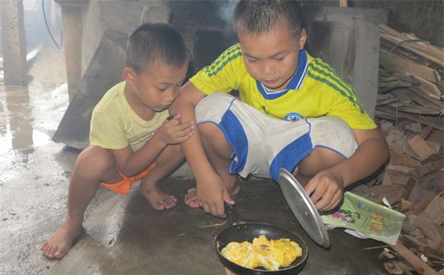 Lúc nào nó cũng giữ đứa em trai bên cạnh mình vừa làm việc vừa trông chừng em.