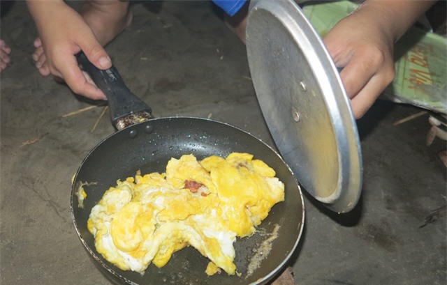 Bữa cơm hôm nay ba bố con nó được ăn trứng rán, đây là một trong số những món ăn ít ỏi mà nó biết nấu.