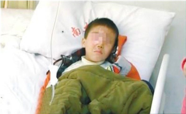 Xót xa bé trai “vô cớ” bị mù chỉ bởi thành phần quen thuộc trong gói bánh mình yêu thích - Ảnh 1.