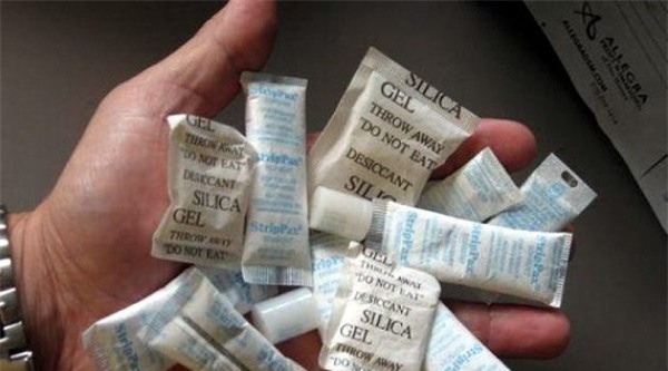 Xót xa bé trai “vô cớ” bị mù chỉ bởi thành phần quen thuộc trong gói bánh mình yêu thích - Ảnh 2.