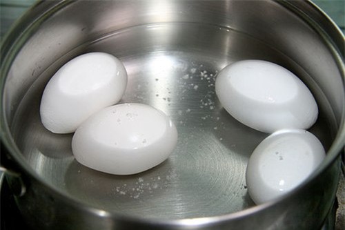 Ai hay cho trứng vừa luộc chín vào nước lạnh để dễ bóc sẽ hối hận tột độ với thông tin này - Ảnh 2.