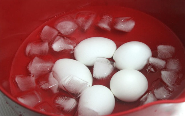 Ai hay cho trứng vừa luộc chín vào nước lạnh để dễ bóc sẽ hối hận tột độ với thông tin này - Ảnh 4.