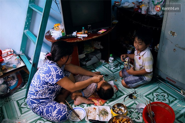 Cảnh sống thiếu trước hụt sau của hai anh em khuyết tật cùng mẹ lên Sài Gòn bán vé số mưu sinh - Ảnh 17.