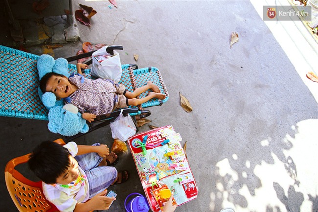 Cảnh sống thiếu trước hụt sau của hai anh em khuyết tật cùng mẹ lên Sài Gòn bán vé số mưu sinh - Ảnh 4.