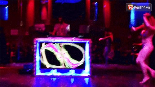 10 màn biểu diễn Victorias Secret phiên bản lỗi của các thiên thần nội y gãy cánh - Ảnh 1.