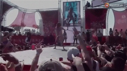 10 màn biểu diễn Victorias Secret phiên bản lỗi của các thiên thần nội y gãy cánh - Ảnh 12.