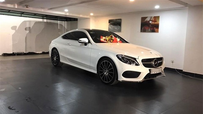 Nghi vấn Cường "Đô-la" mua Mercedes-Benz C300 Coupe cho "mỹ nữ vạn người mê" Hạ Vy