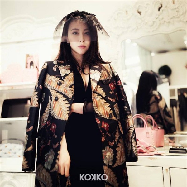 Thieu nu chau A sieu giau tiet lo cuoc song phu quy nhung lua cua chinh minh