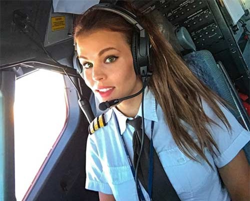 Nữ phi công đẹp tuyệt trần với những thế Yoga gây sốt - 1