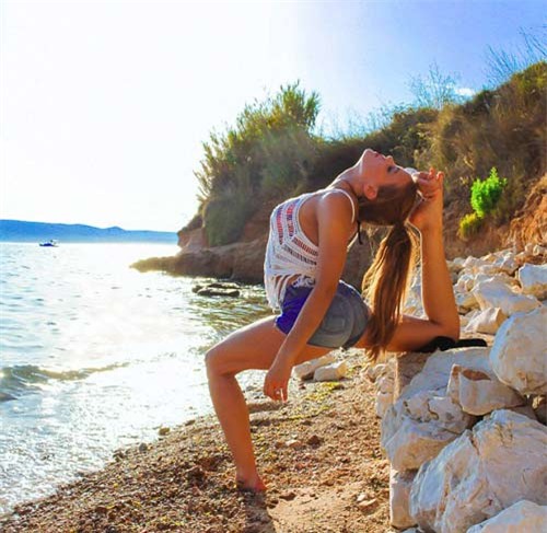 Nữ phi công đẹp tuyệt trần với những thế Yoga gây sốt - 10