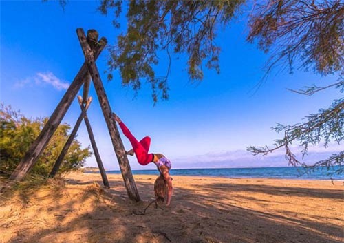 Nữ phi công đẹp tuyệt trần với những thế Yoga gây sốt - 11