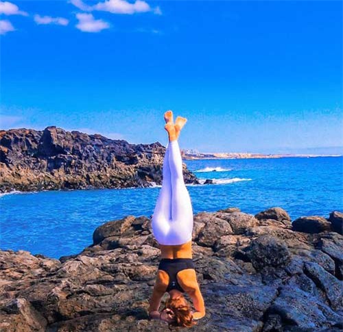 Nữ phi công đẹp tuyệt trần với những thế Yoga gây sốt - 2