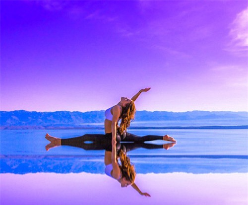 Nữ phi công đẹp tuyệt trần với những thế Yoga gây sốt - 3