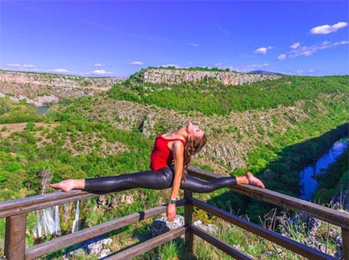 Nữ phi công đẹp tuyệt trần với những thế Yoga gây sốt - 4