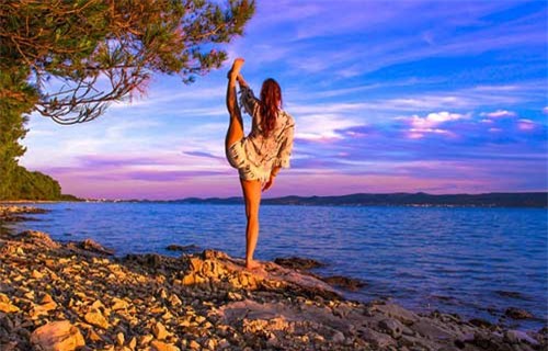 Nữ phi công đẹp tuyệt trần với những thế Yoga gây sốt - 6