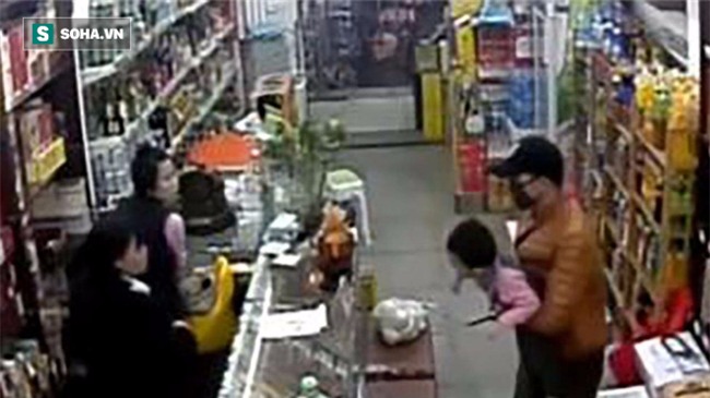 Nghẹt thở 6 tiếng giải cứu bé 3 tuổi bị con bạc cùng đường kề dao vào cổ bắt làm con tin - Ảnh 2.