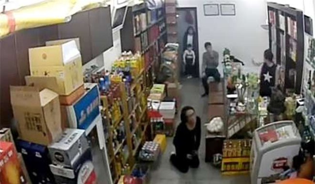 Nghẹt thở 6 tiếng giải cứu bé 3 tuổi bị con bạc cùng đường kề dao vào cổ bắt làm con tin - Ảnh 3.