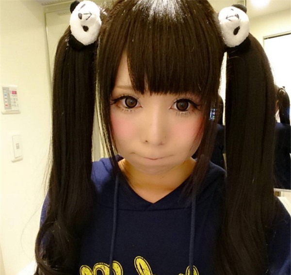 Thật không thể tin nổi trước và sau khi trang điểm đây vẫn là một cô gái  - Ảnh 1.