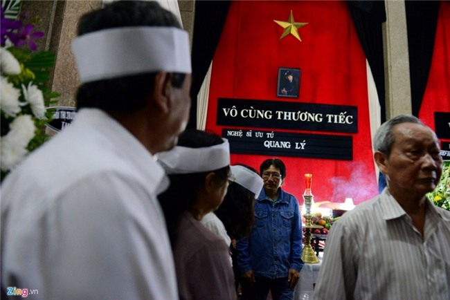 Nghe si Viet khoc ngat khi den vieng ca si Quang Ly hinh anh 1