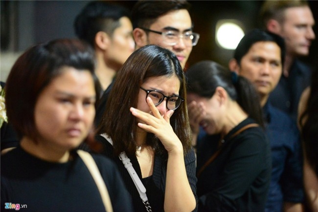 Nghe si Viet khoc ngat khi den vieng ca si Quang Ly hinh anh 5