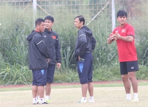 Indonesia chơi xấu”, cho ĐT Việt Nam tập sân toàn ổ gà-1