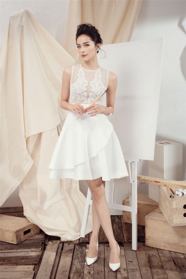 Tấm Hạ Vi "gây thương nhớ" với ren trắng xuyên thấu - 1