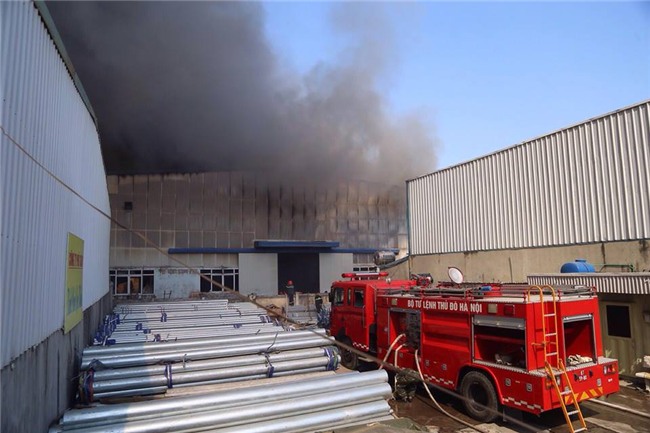 Hà Nội: Cháy lớn ở khu công nghiệp Ngọc Hồi