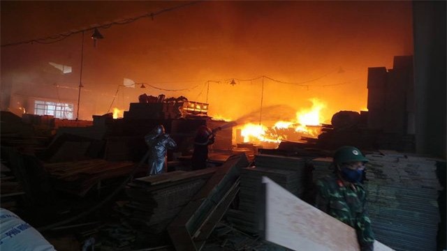 Hà Nội: Cháy lớn ở khu công nghiệp Ngọc Hồi