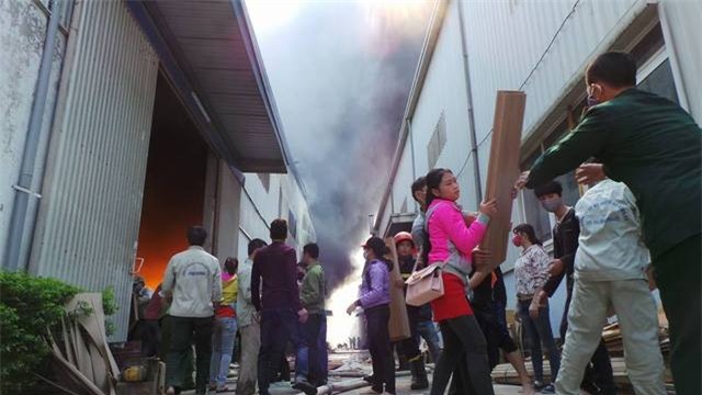 Hà Nội: Cháy lớn ở khu công nghiệp Ngọc Hồi